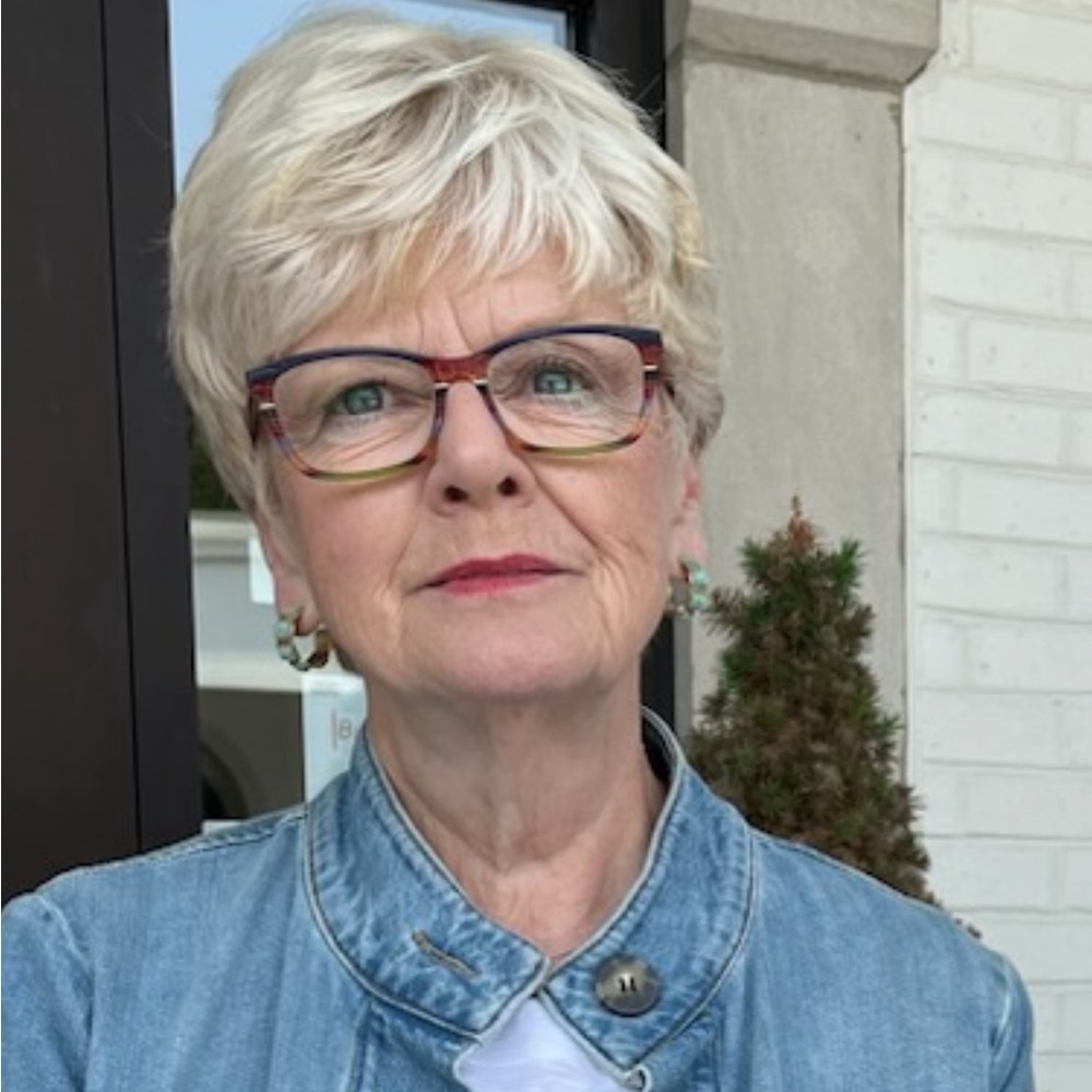 Meet your Posher, Leona